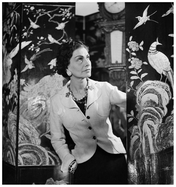 Coco Chanel (1883-1971), couturire franaise, dans son atelier rue Cambon. Paris, 1937.